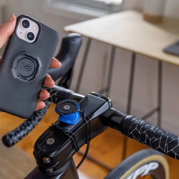 Quad Lock-fäste monterat på cykelstyre med smartphone i Quad Lock-skal.