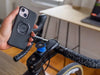 Quad Lock-fäste monterat på cykelstyre med smartphone i Quad Lock-skal.