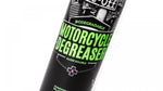 Närbild av Muc-Off Motorcycle Degreaser 500ml med tydlig grön text och detaljerad etikett. Effektiv för rengöring av motorcykelmotorer och delar.