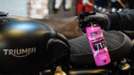 Muc-Off High Performance Waterless Wash 750ml används på en svart motorcykel för snabb och vattenfri rengöring.