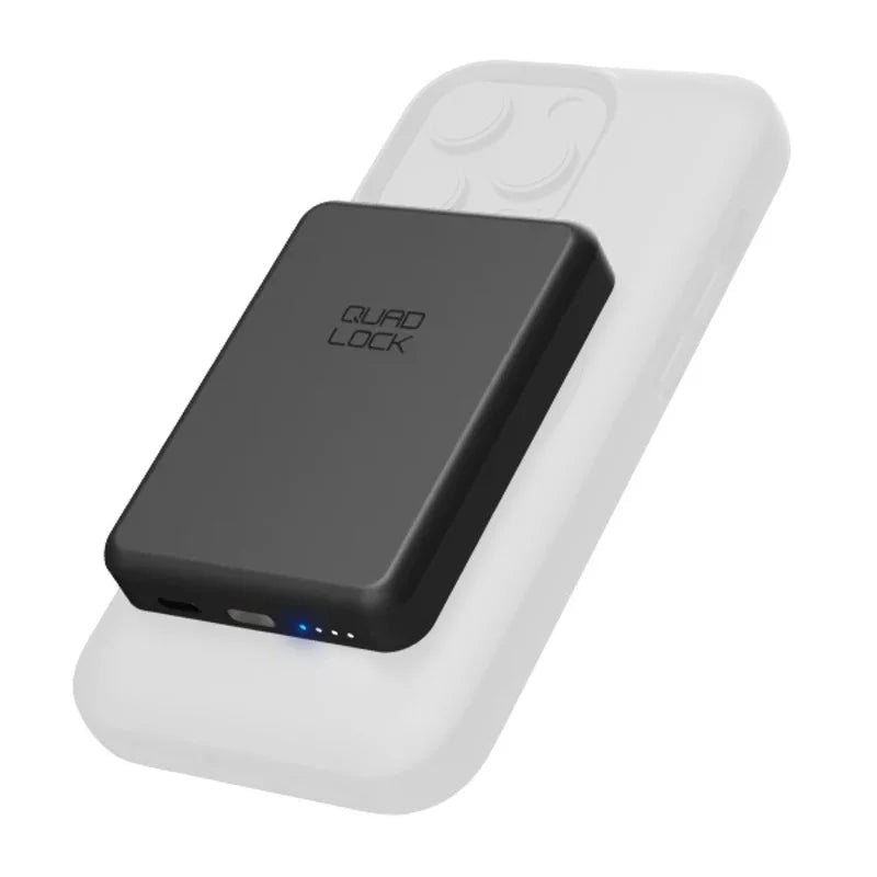 Quadlock MAG Powerbank monterad på en smartphone med Quad Lock MAG-fodral för trådlös laddning. Kompakt och elegant design.